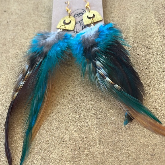 Turquoise blue & natural long feather earrings with gold crescent moons - Picture 3 of 5
